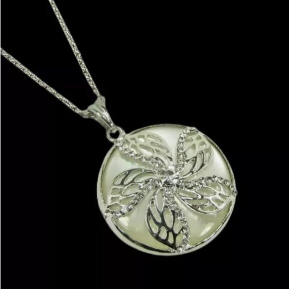 Flower round pendant with crystals set into it and on top of a white setting - Picture 3 of 7
